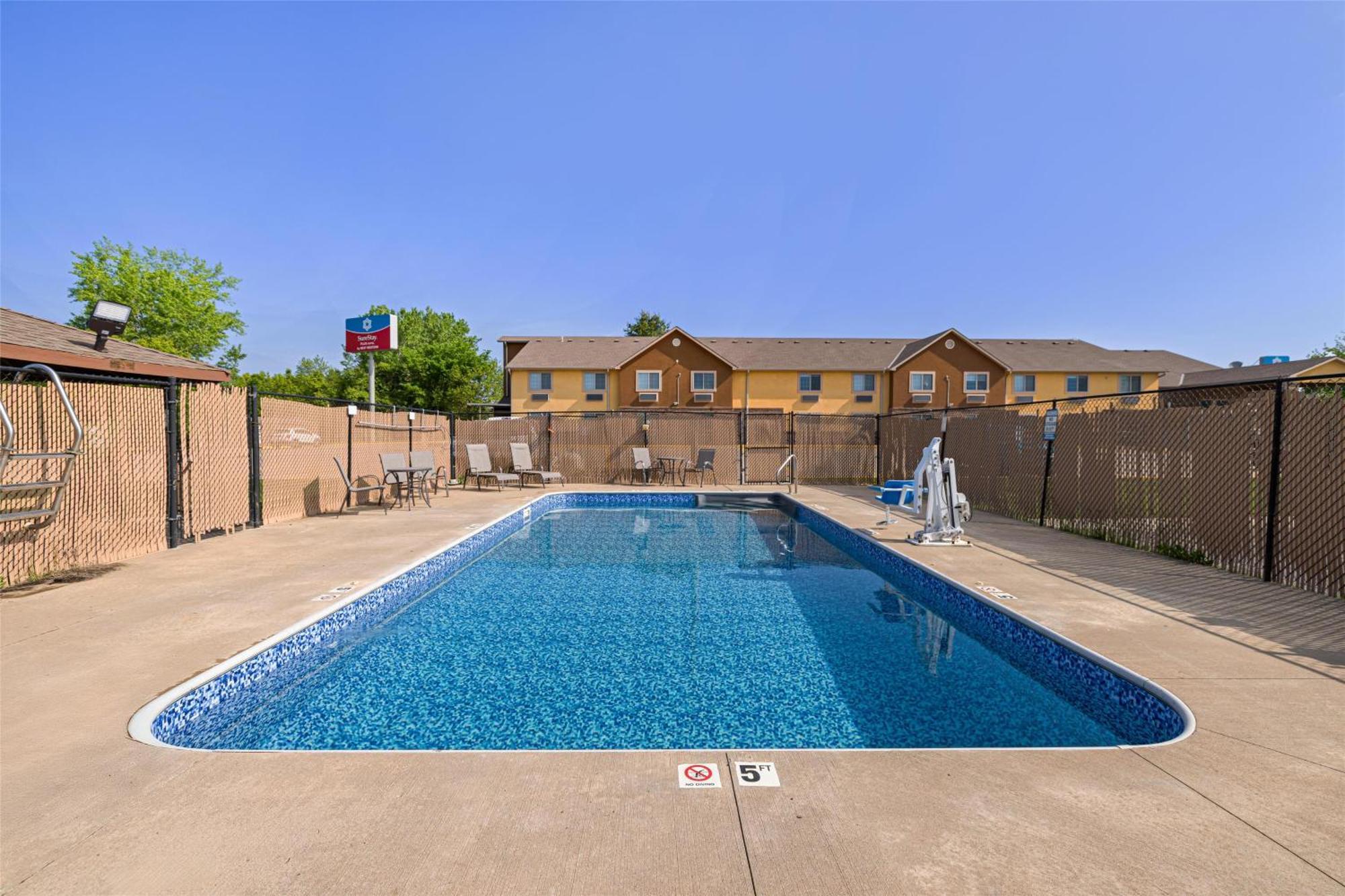 Hotel Surestay By Western Kearney